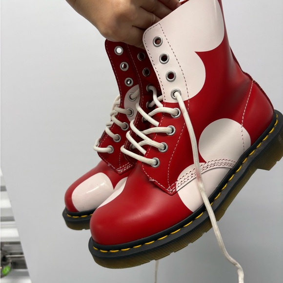 DR MARTENS 8 hole limited edition valentines heart red boots size 6 LIKE NEW - Picture 4 of 10